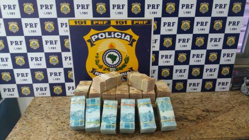 Polícia encontra R$ 700 mil em dinheiro dentro de mala transportada em ônibus em Vitória da Conquista