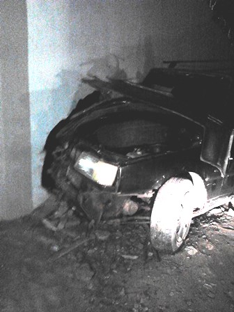 Ao tentar desviar de animal motorista acaba colidindo com um muro de uma residência