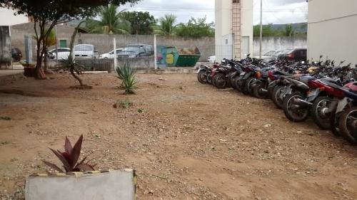 Empreiteira da prefeitura realizou capinagem no pátio do DPT e da delegacia