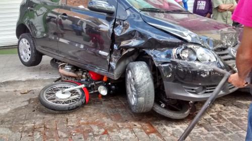 Caminhão desgovernado destrói seis veículo na Travessa OFlávio Silveira Torres