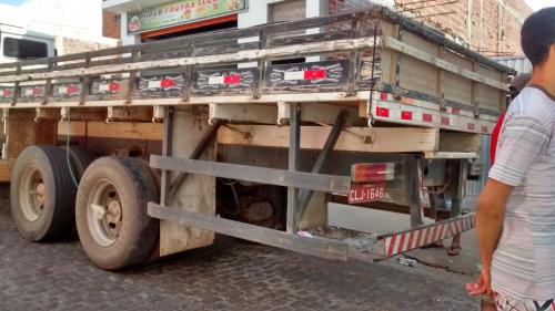 Caminhão desgovernado destrói seis veículo na Travessa OFlávio Silveira Torres