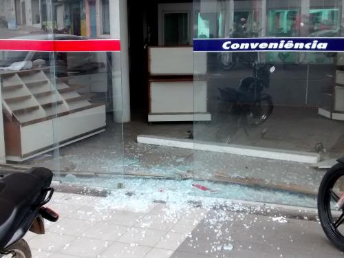 Loja de Conveniência no antigo Posto Shell teve porta quebrada durante a madrugada