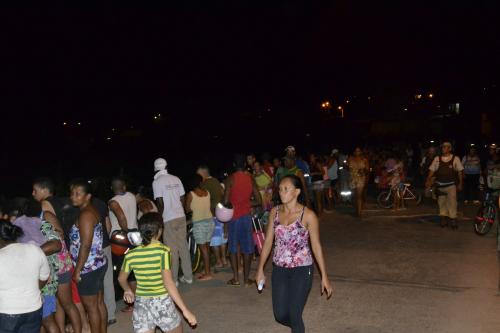 Centenas de pessoas na ponte do Bairro Sao Jorge onde recém nascido teria sido abandonado