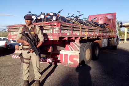 Poções: Em blitz, PM apreende 20 motos irregulares