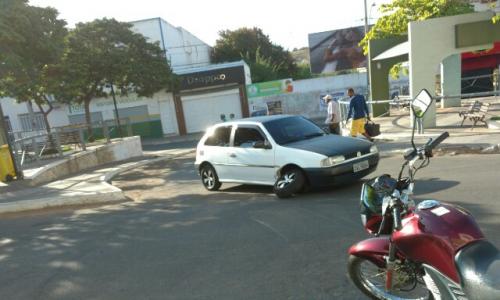 Carro solta a roda e por pouco não provoca um grave acidente no Centro de Brumado