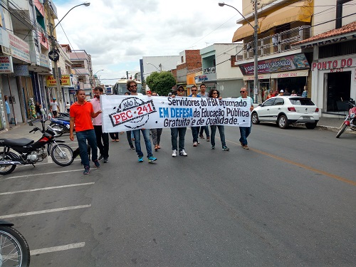 Servidores do Ifba de Brumado realizaram caminhada em protesto contra projetos de Temer