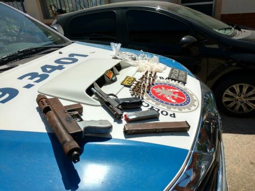 Submetralhadora russa, pistola e drogas são apreendidas no Bairro Irmã Dulce em Brumado 