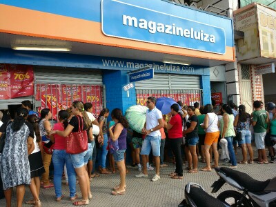 Pessoas formam filas enormes nas lojas em Brumado para aproveitar o saldão de janeiro