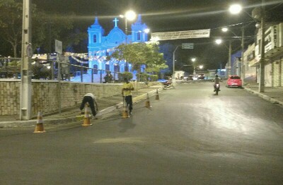 Agentes do SMTT realizam sinalização do trânsito voluntariamente em Brumado