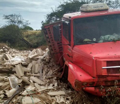 Caminhão carregado de Telhas tomba próximo a Caturama