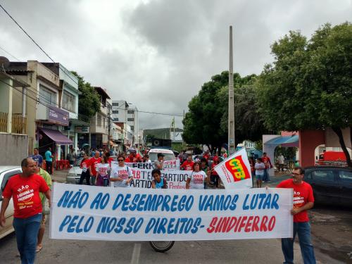 Representantes da APLB e outros sindicatos realizam protesto em Brumado