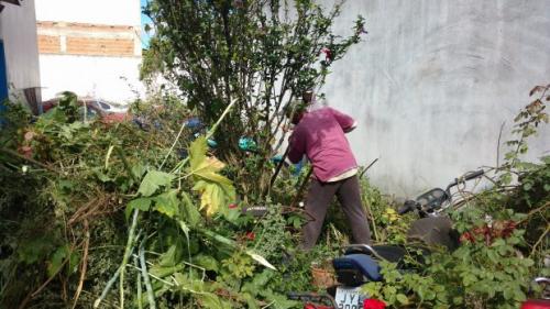 Após mato ter tomado conta, delegacia de Barra da Estiva passa por limpeza externa