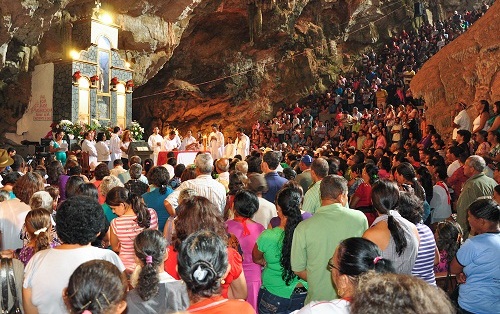 Festa do Sagrado Coração de Jesus é realizada na Gruta da Mangabeira em Ituaçu