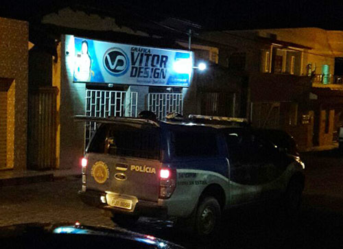 Homem é detido pela polícia após surtar e danificar gráfica em Barra da Estiva