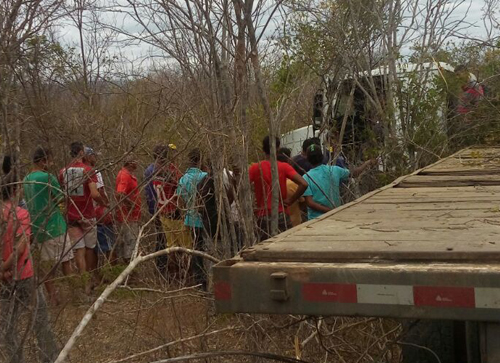 Acidente com carreta é registrado na BA 142 próximo a Ituaçu