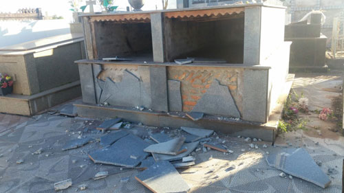 Vândalos violam túmulos e furtam objetos em cemitério de Barra da Estiva