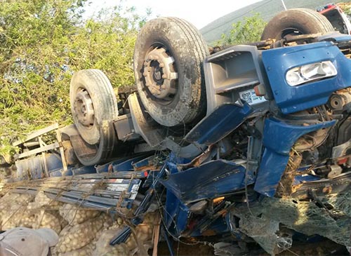Caminhão carregado de batatas tomba na Ba – 142, próximo a Ituaçu