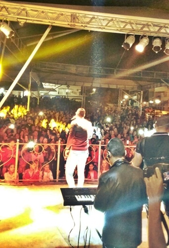 Netto paz faz show de abertura da festa de 89 anos de Barra da estiva