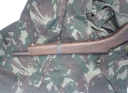 Arma, drogas e até blusão do exército são apreendidos durante operação da polícia em Itatim