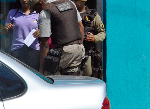 Homem rouba loja, mas ao tentar sair a porta trava e vai parar na cadeia