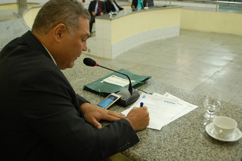 Léo Vasconcelos, presidente da Câmara de Vereadores sanciona lei que eleva Umburanas, Samambaia e Arrecife a categoria de distritos