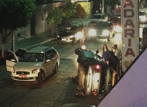 Após colidir com táxi veículo tomba no centro de Livramento