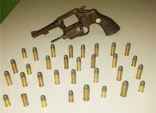 Homem é detido com arma e farta munição dentro de um carro em Maetinga