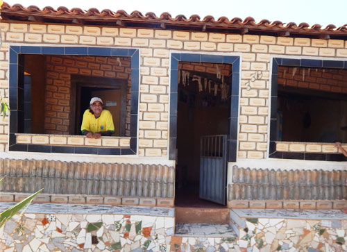Usando material reciclável, lavrador maetinguense enche de beleza a comunidade onde vive