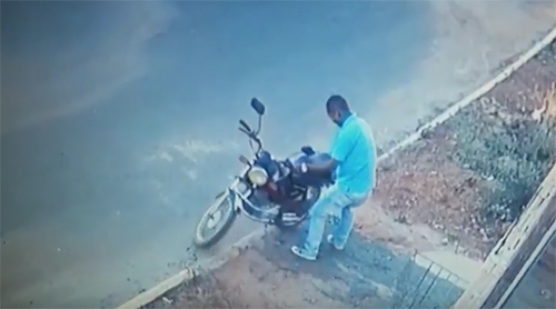 Câmera flagra motocicleta sendo furtada em frente a uma residência em Maetinga 