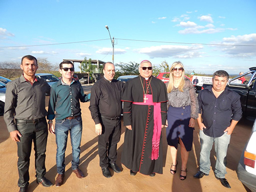 Bispo de Caetité realiza Missa Solene em Malhada de Pedras e é recepcionado por populares, pela prefeita e demais autoridades