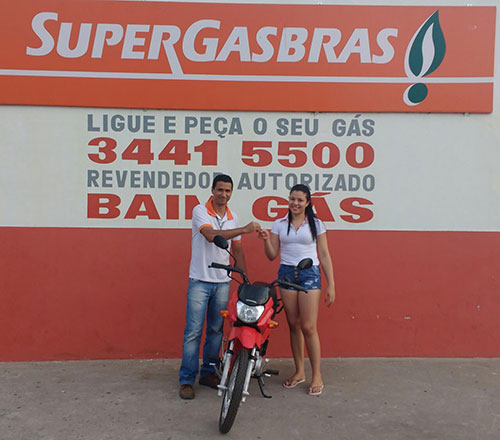 Camapanha de aniversário: A Baim Gás de Brumado realizou a entrega de uma moto 0 km 