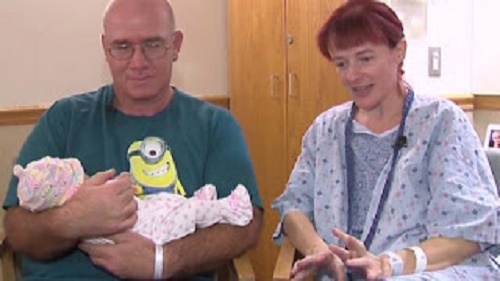 LOUCURA! MULHER DE 47 ANOS DESCOBRE GRAVIDEZ UMA HORA ANTES DO PARTO NOS EUA