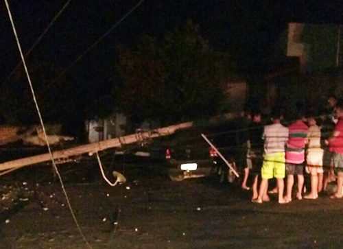 Em Brumado um carro descontrolado derrubou árvore, passou por cima de moto e só parou após derrubar um poste