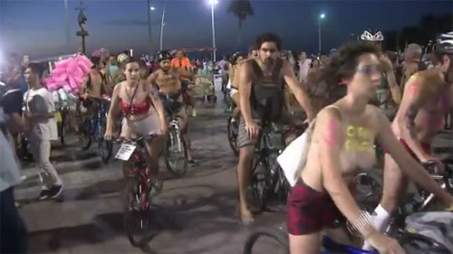 Ciclistas pedalam sem roupa durante ação realizada em Salvador