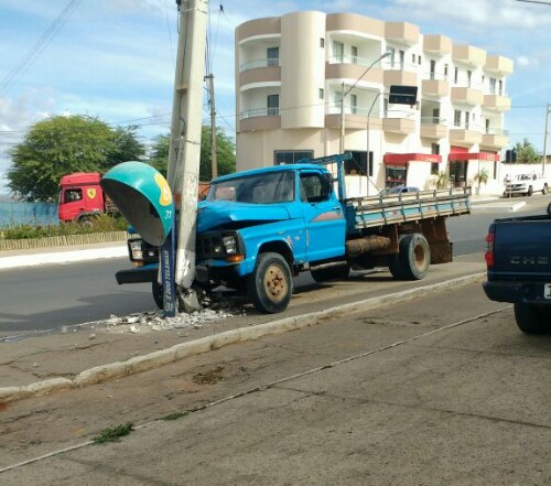 Após perder os freios motorista bate contra poste na saída para Caetité