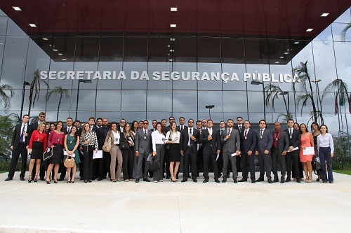 Novos 236 policiais recebem distintivos e carteiras funcionais