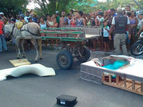 Mulher mata outra, esconde corpo em cama box e tenta fugir em carroça