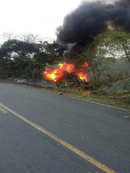 Motorista de caminhão-tanque morre carbonizado em acidente na BA-523, em Candeias