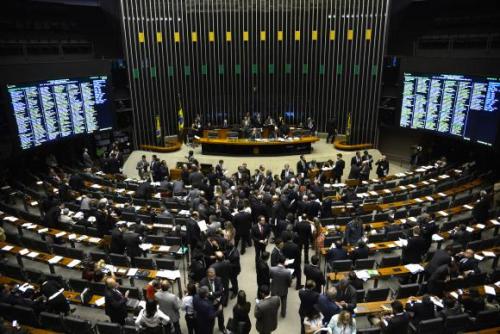 Deputados trocam agressões durante madrugada anterior à votação do impeachment