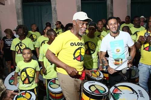Ator americano Danny Glover visita movimentos sociais em Salvador