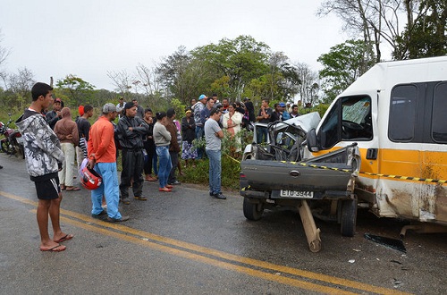 Acidente com van escolar deixa um morto e oito professores feridos