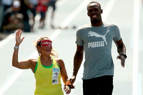 Bolt posta foto com corredora brasileira e celebra paratletas: 'reais estrelas'