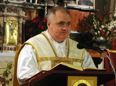 Padre italiano se enforca na sacristia após confessar pedofilia
