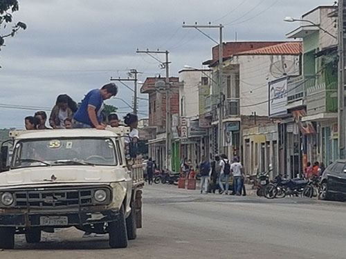  Estudantes de Rio do Antônio tem a vida colocadas em risco ao serem transportados em ‘pau de arara’