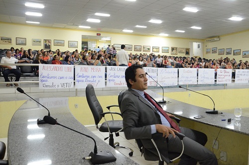 Professores ficam indignados após o prefeito Aguiberto pedir à câmara para vetar projeto que beneficiaria a categoria