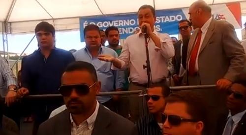 Sob protestos e vaias, Rui Costa deixa palco em evento em Vitoria da Conquista