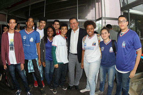 Rui anuncia 3 mil bolsas para professores: