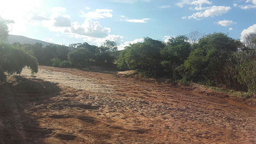 Com rio seco, moradores de tranqueiras em Ituaçu sofrem por não ter água para beber