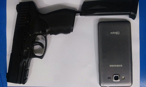 Brumado: Após agredir e assaltar casal, menor é surpreendido pela polícia e apreendido com simulacro de arma de fogo