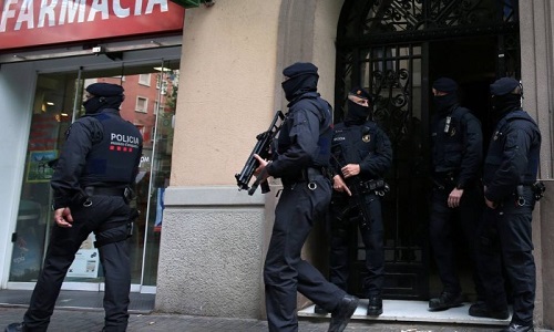 Polícia espanhola procura suspeitos após atentados que deixaram 14 mortos